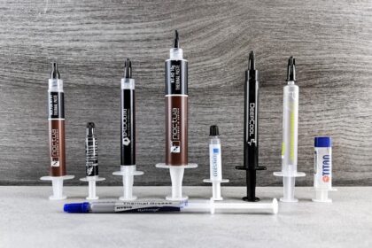 a group of pens sitting next to each other on a table