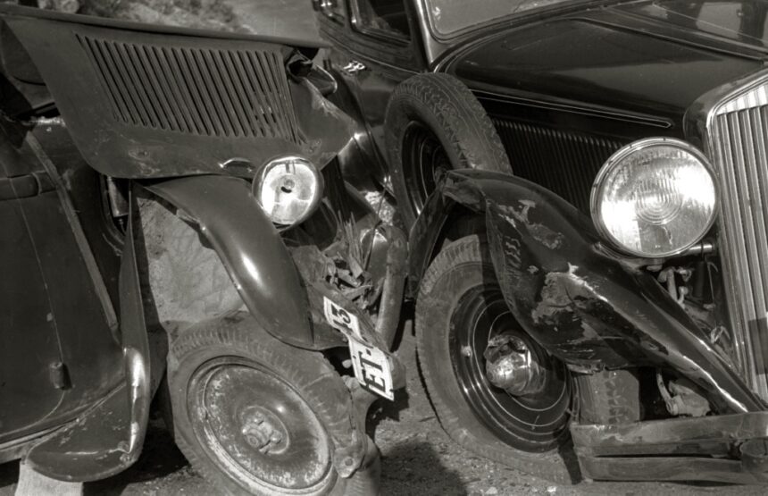 Accidente automovilístico en la carretera que sube a Igeldo (2 de 4) - Fondo Car